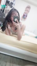 janicee : 放下兩側肩帶😈
把胸部放在床上💗
呼之欲出的白色蕾絲內衣🌹
藏在睡衣下的蝴結肩帶😍
開衩到大腿根部的睡褲😈
sleep wear💚
#細肩帶 #鎖骨 #睡衣 #肩膀 #低胸 #深V #性感 #短褲 #長髮 #黑髮 #眼鏡 #粗框 #黑框 #美腿 #赤腳 #裸足 #bra #內衣 #蕾絲 #lace #sexy