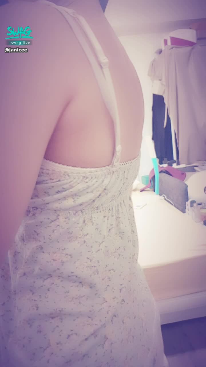 janicee : 脫下睡衣的上衣😈😈😈
清純系白色全蕾絲內衣🌹
開衩到大腿根部的睡褲💋
lace bra💙
#細肩帶 #鎖骨 #睡衣 #肩膀 #低胸 #深V #性感 #短褲 #長髮 #黑髮 #眼鏡 #粗框 #黑框 #美腿 #赤腳 #裸足 #bra #內衣 #蕾絲 #lace #sexy