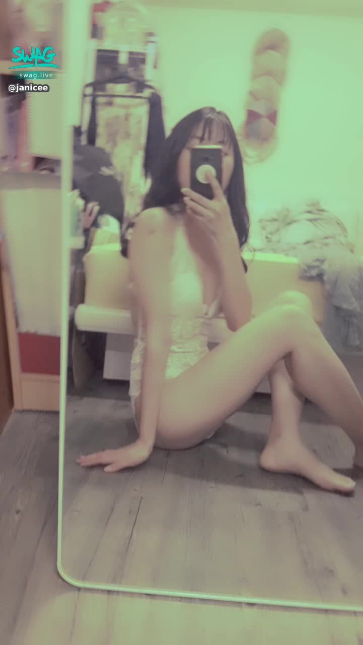 janicee : 性感連體衣💋
高衩下的性感美腿😈
Lace bodysuit💙
白色蕾絲內著🌹
#細肩帶 #鎖骨 #肩膀 #低胸 #深V #性感 #小褲 #長髮 #黑髮 #美腿 #美背 #內著 #蕾絲 #lace #sexy #赤腳 #裸足 #美腿