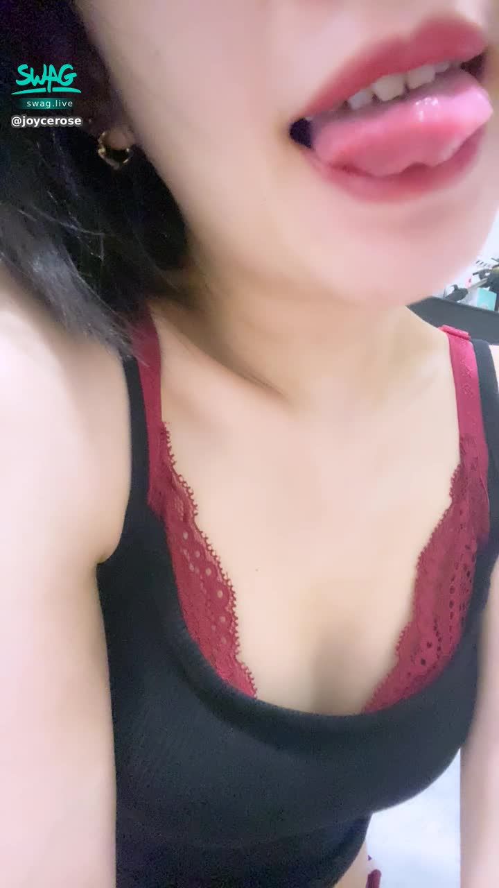  : your home girlfriend 💋 When you get home and see your girlfriend teasing you like this, do you like it?