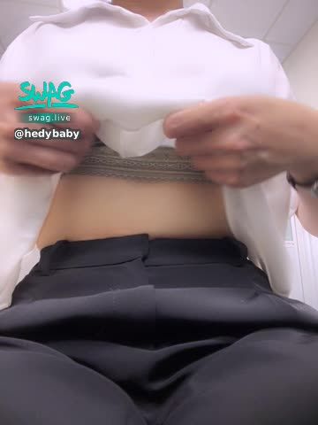 hedybaby : 🔥辦公室偷偷摸摸🔥把鏡頭夾在腿中間⋯衣服掀起來一點點讓你們看看粉紅色的頭頭🥰