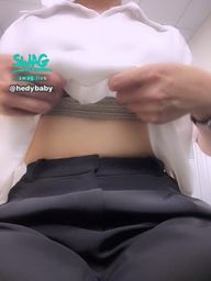 hedybaby : 🔥辦公室偷偷摸摸🔥把鏡頭夾在腿中間⋯衣服掀起來一點點讓你們看看粉紅色的頭頭🥰