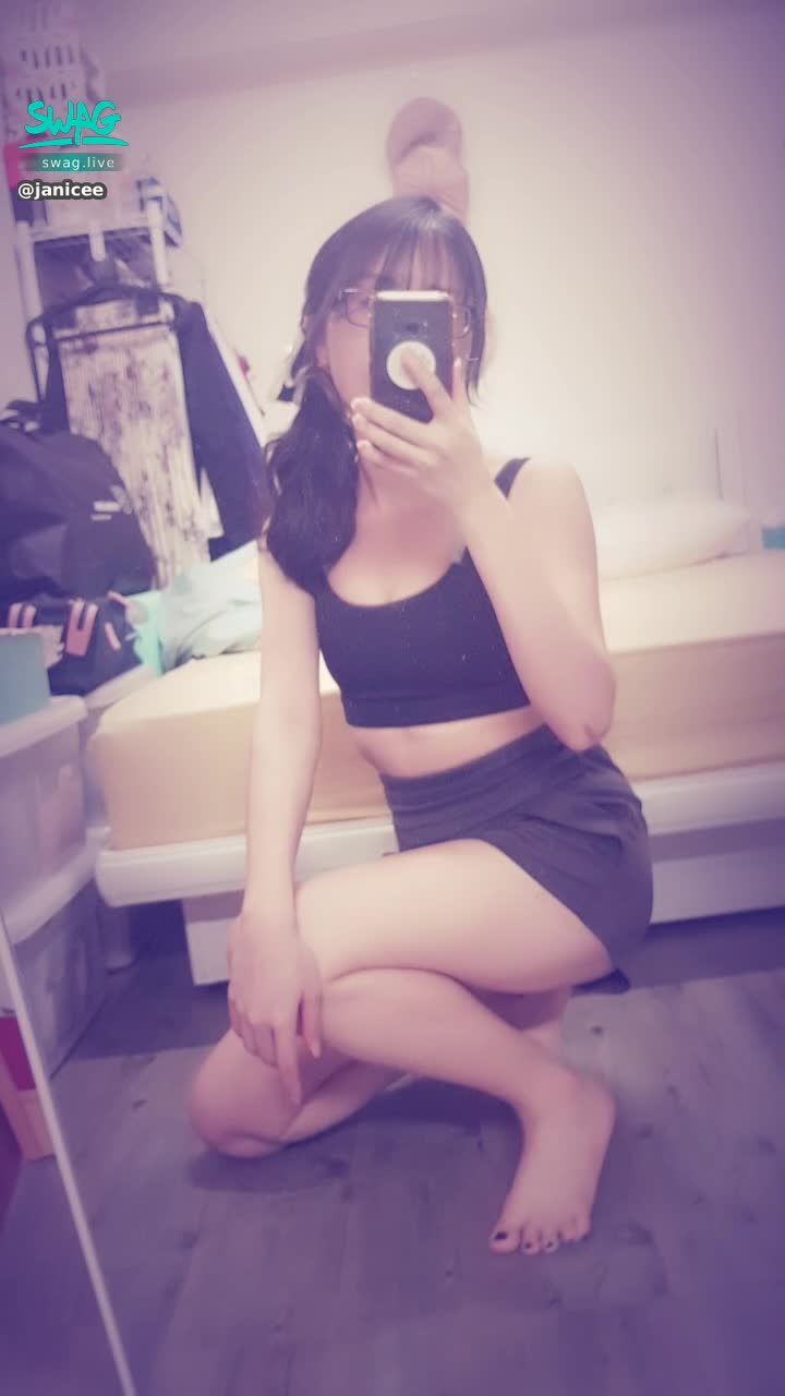 janicee : 蹲低的視角👀
運動內衣💚
短褲與腳趾的指甲油♥️
nail polisher💙
#內衣 #sexy #black #性感 #黑髮 #長髮 #乳溝 #低胸 #短褲 #美腿 #赤腳 #裸足 #鎖骨 #指甲油 #眼鏡 #粗框 #黑框 #露腰 #ponytail #馬尾