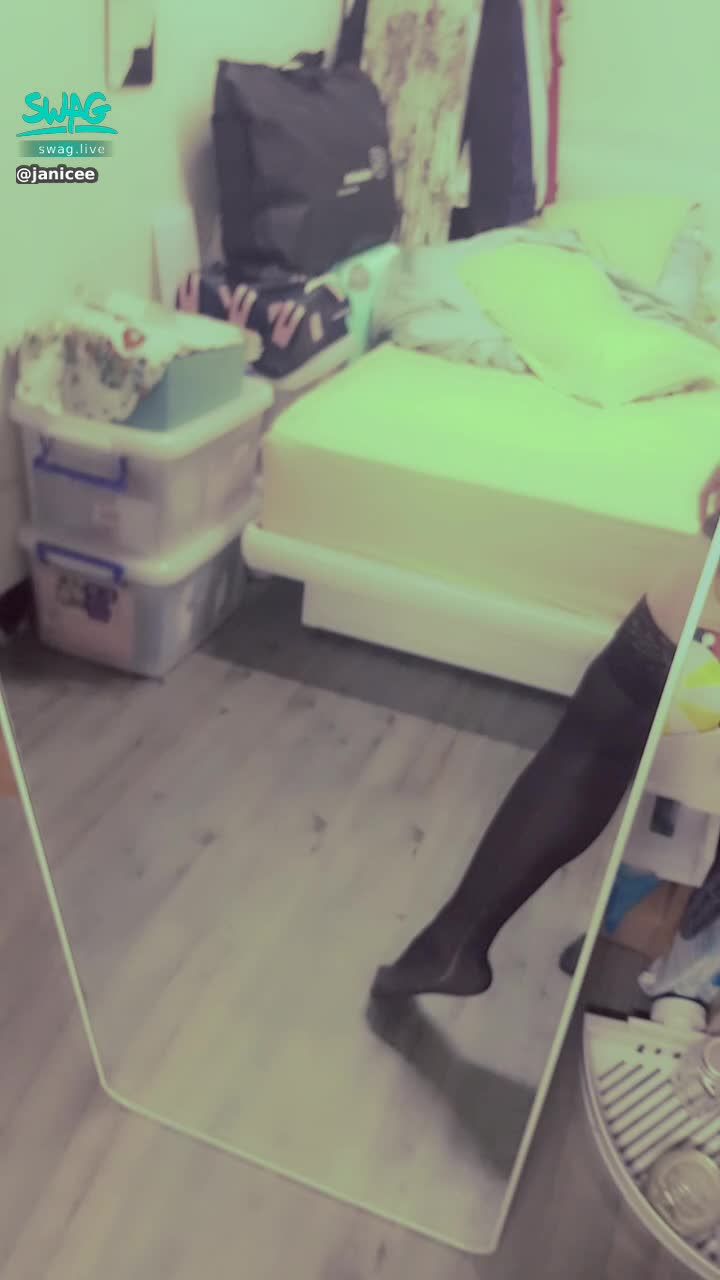 janicee : 拍限動到一半就有粉絲打來要我換黑絲♥️
運動內衣與黑絲💋
絕對領域💓
#內衣 #sexy #black #性感 #黑髮 #長髮 #乳溝 #低胸 #短褲 #美腿 #絲襪 #鎖骨 #黑絲 #眼鏡 #粗框 #黑框 #露腰 #絕對領域 #ponytail #馬尾