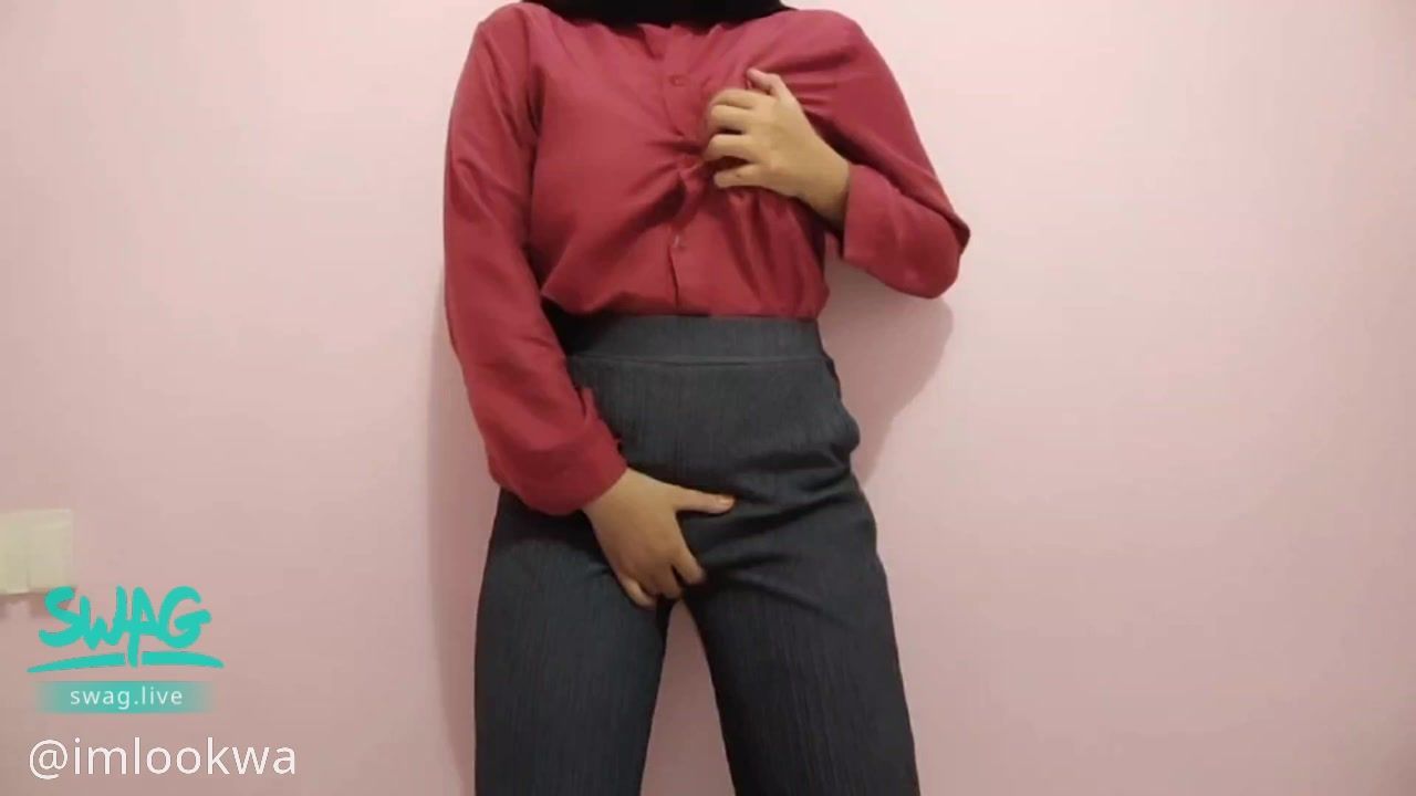 imlookwa : I'm horny and masturbating on the floor