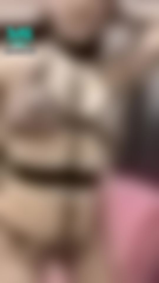 scarlettbj : 真難穿… 可以用手手撐著我的奶嗎？私訊解鎖一分鐘影片  #巨乳 #美乳 #白虎 #露點 #露臉 #愛撫 #黑絲 #SWAG巨乳