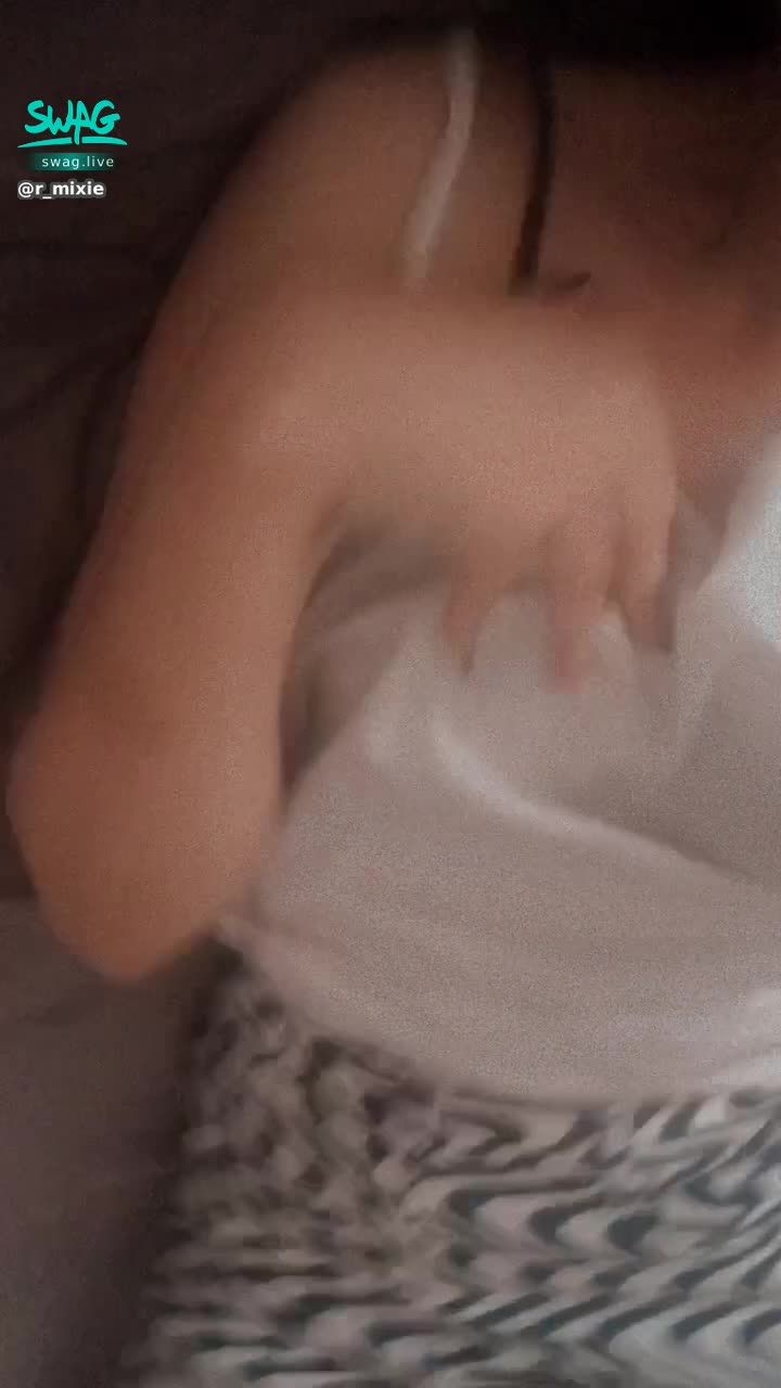 r_mixie : 出門穿這樣可以嗎🖤