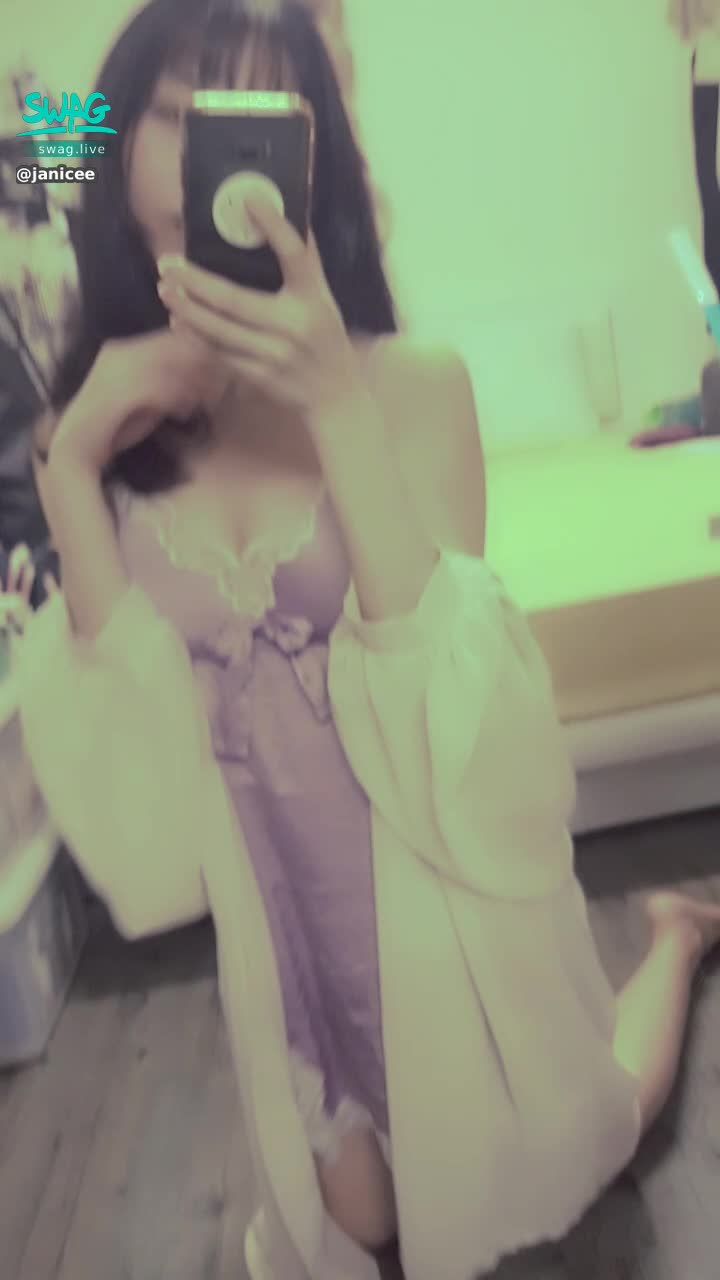 janicee : 拉開胸口的蝴蝶結🎀🎀🎀🎀
罩衫下誘人的身材😈
胸口蕾絲下的深溝♥️
allure⭐
#內衣 #sexy #black #性感 #黑髮 #長髮 #乳溝 #低胸 #開衩 #美腿 #赤腳 #裸足 #鎖骨 #指甲油 #睡衣 #bra #乳溝 #蕾絲 #蝴蝶結