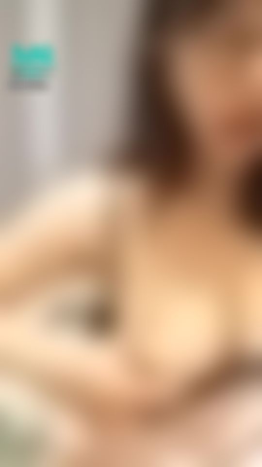 lelelina : 半臉性感裸露吐舌😛
⋯⋯腋下好好騷騷