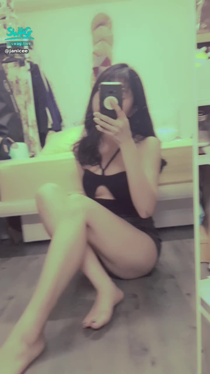  : The lens turns to the feet 💗
Hollow out from above 🌹
V-shaped line 💓
Hollow Out the Inner Book of the Southern Hemisphere 😈
sexy hollow 💋
#長髮 #黑髮 #貼身 #性感 #挖空 #短褲 #長腿 #美腿 #赤腳 #裸足 #指甲油 #乳溝 #肩帶 #下乳 #南半球 #鎖骨
