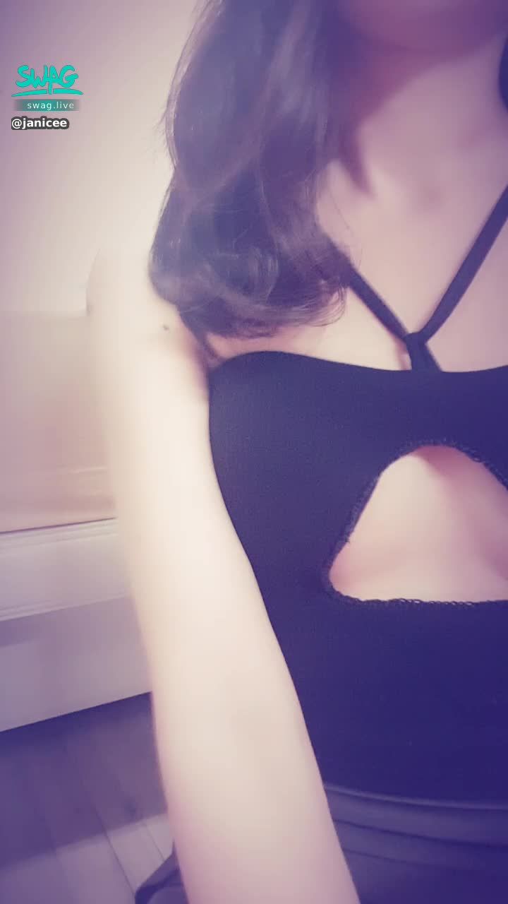  : Boyfriend's point of view from the front camera 👀
against the rounded southern hemisphere 😈
Close up of beautiful legs 💖
sexy hollow 💋
#長髮 #黑髮 #貼身 #性感 #挖空 #短褲 #長腿 #美腿 #赤腳 #裸足 #指甲油 #乳溝 #肩帶 #下乳 #南半球 #鎖骨