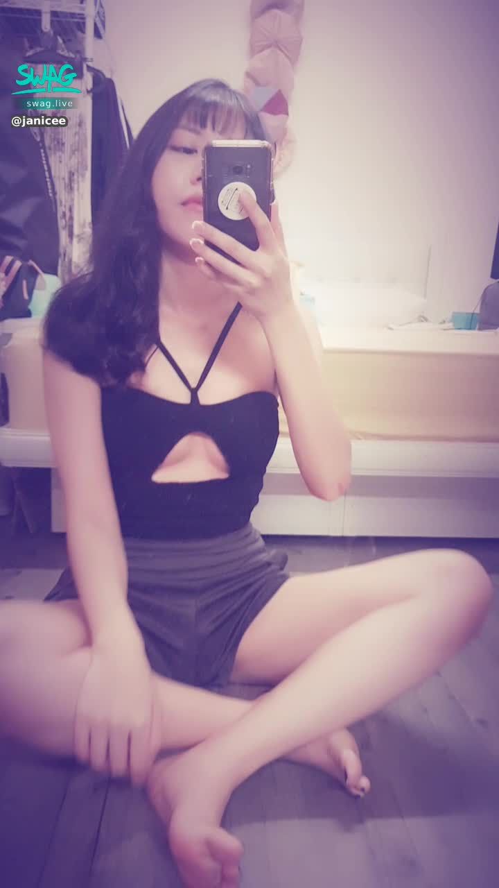  : I bought a little cutie myself and came back, DIY the hollow design of the chest 💗
sewn for a long time 🌹
Pure black and hollow sexy 😈
V-shaped line under the collarbone 💓
sexy hollow 💋
#長髮 #黑髮 #貼身 #性感 #挖空 #短褲 #長腿 #美腿 #赤腳 #裸足 #指甲油 #乳溝 #肩帶 #下乳 #南半球 #鎖骨