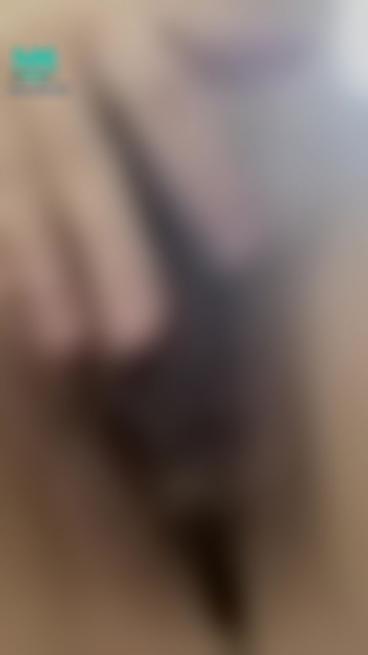 sweetbooboo : 掰開小穴不但濕答答的⋯還有黏稠的液體在上面 真是色情的小穴啊 白白黏黏的
