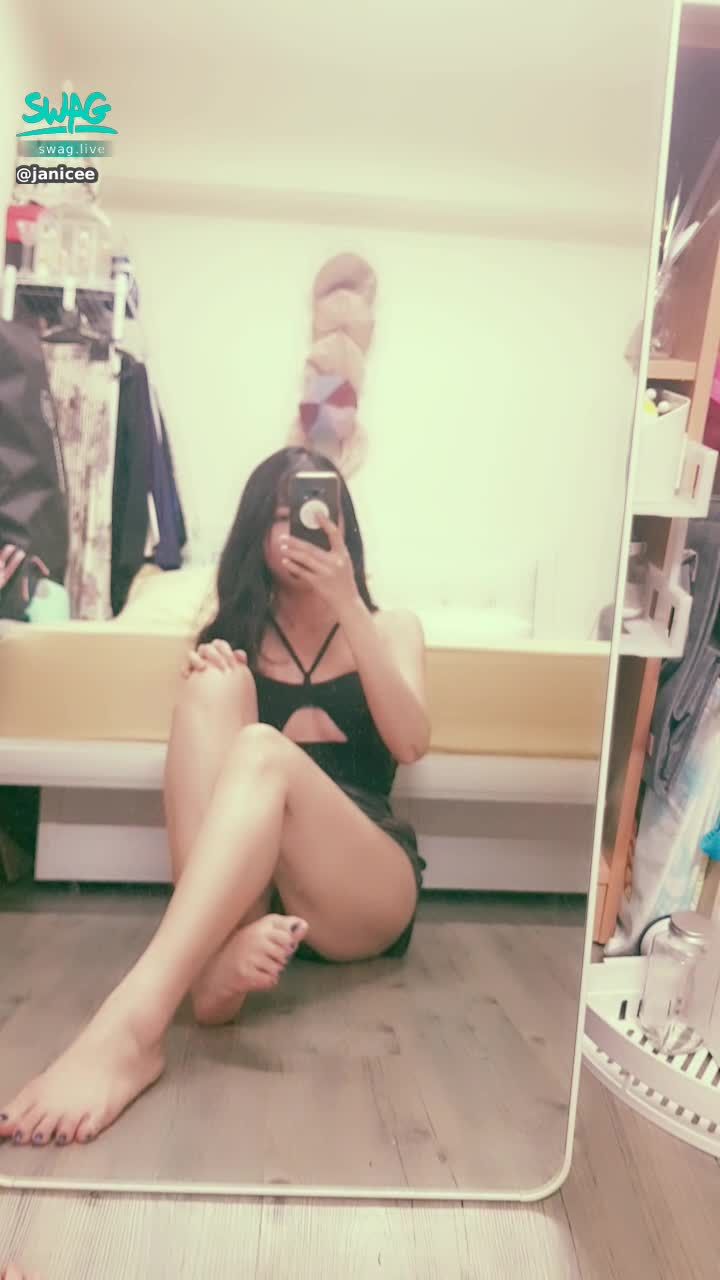  : Beautiful Foot Broadcast 💋
Glowing legs and soles 💖
sideways curve ⭐
Sexy design with hollow chest 😈
sexy hollow 👠
#長髮 #黑髮 #貼身 #性感 #挖空 #短褲 #長腿 #美腿 #赤腳 #裸足 #指甲油 #乳溝 #肩帶 #下乳 #南半球 #鎖骨 #腳底