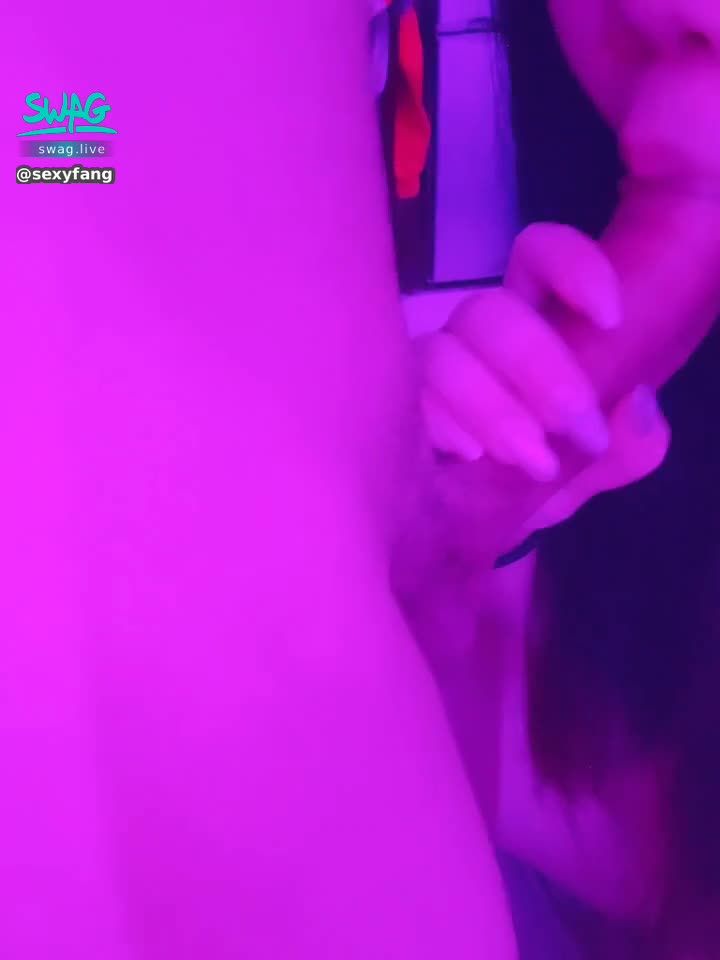  : 💜 Contrast goddess Xiaofeng 💜 I like Xiaofeng to help my brother blow it like this. Suck it hard and hear a "boom" before continuing to suck. 💦💦
#性感 #sexy #口交 #淫蕩 #美甲