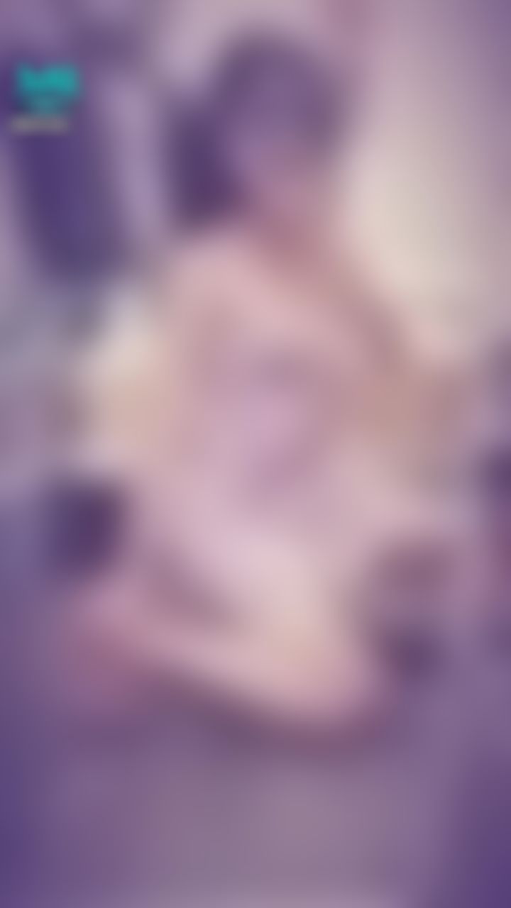 janicee : 蹲低💓
開衩的長腿效果😍
絲質的緞面睡衣⭐
開衩的性感💋
胸口的深V蕾絲蝴蝶結🎀
satin touch♥️
#長髮 #黑髮 #貼身 #性感 #低胸 #短裙 #長腿 #美腿 #赤腳 #裸足 #細肩帶 #乳溝 #美足 #鎖骨 #sexy #蕾絲 #指甲油 #緞面 #黑框 #粗框 #眼鏡