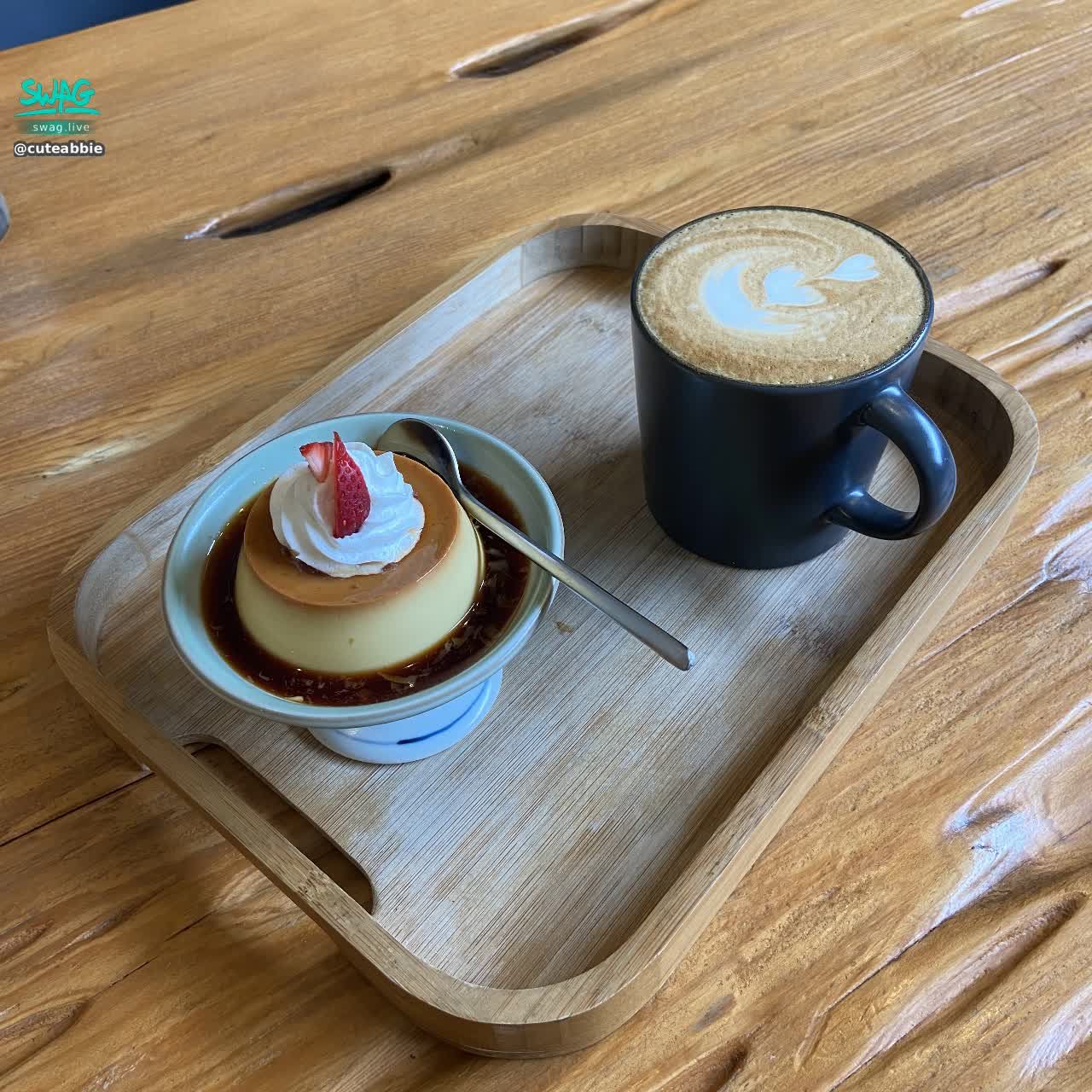  : afternoon tea time 🤤
I have a brother who wants to go eat, drink, and numb together 🫶🏻