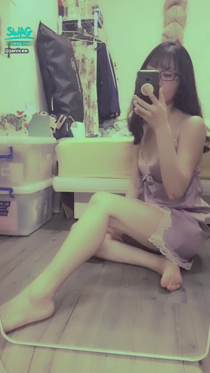 janicee : 坐在地板的美腿💗
難得擦了指甲油💋
絲質的緞面睡衣⭐
開衩的性感💋
胸口的深V蕾絲蝴蝶結🎀
satin touch💓
#長髮 #黑髮 #貼身 #性感 #低胸 #短裙 #長腿 #美腿 #赤腳 #裸足 #細肩帶 #乳溝 #美足 #鎖骨 #sexy #蕾絲 #指甲油 #緞面 #黑框 #粗框 #眼鏡