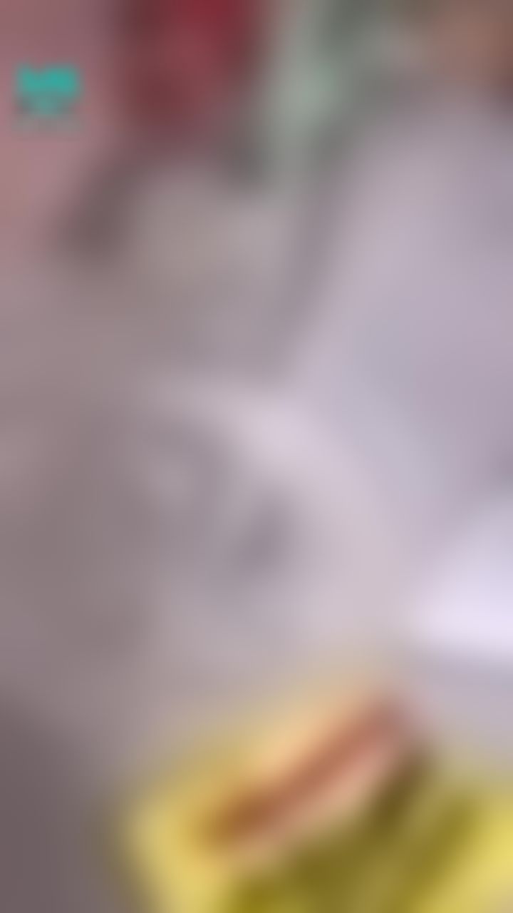 bershuka : 我剛到家，外面下著傾盆大雨☔️，高衩裙與小白鞋都濕透了⋯今天直播時說了太多話，喉嚨乾乾怪怪，先吃一包感冒藥先♥️

✅對了！這是今早直播興奮奶擠出的新鮮乳水呦‼️
做個紀念‼️😙