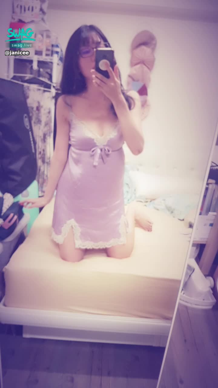 janicee : 床上前傾的視野🌸
胸口的深V🌹
細肩帶絲質睡衣💋
蝴蝶結與深V蕾絲🎀
silky💓
#長髮 #黑髮 #貼身 #性感 #低胸 #短裙 #長腿 #美腿 #赤腳 #裸足 #細肩帶 #乳溝 #美足 #鎖骨 #sexy #蕾絲 #指甲油 #緞面 #黑框 #粗框 #眼鏡