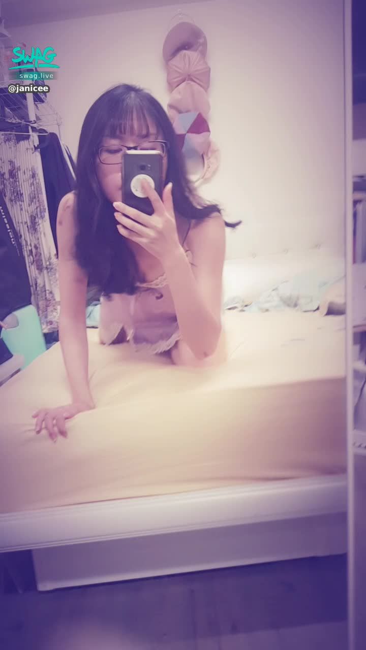 janicee : 趴下💙
把雙峰放在床上😈
拉下一側的肩帶🌹
細肩帶絲質睡衣💋
蝴蝶結與深V蕾絲🎀
silky💓
#長髮 #黑髮 #貼身 #性感 #低胸 #短裙 #長腿 #美腿 #赤腳 #裸足 #細肩帶 #乳溝 #美足 #鎖骨 #sexy #蕾絲 #指甲油 #緞面 #黑框 #粗框 #眼鏡