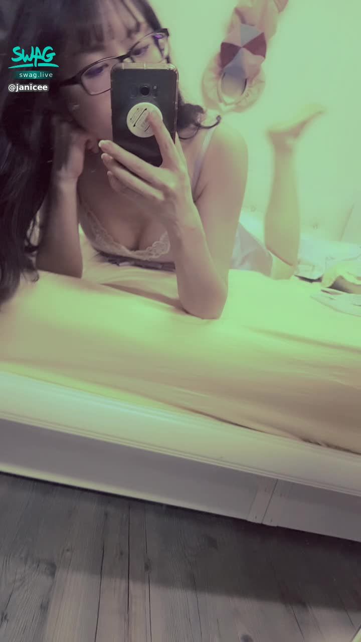 janicee : 趴在床上♥️
前傾時的春光外洩⭐
無限美好😈
細肩帶絲質睡衣💋
蝴蝶結與深V蕾絲🎀
silky💓
#長髮 #黑髮 #貼身 #性感 #低胸 #短裙 #長腿 #美腿 #赤腳 #裸足 #細肩帶 #乳溝 #美足 #鎖骨 #sexy #蕾絲 #指甲油 #緞面 #黑框 #粗框 #眼鏡