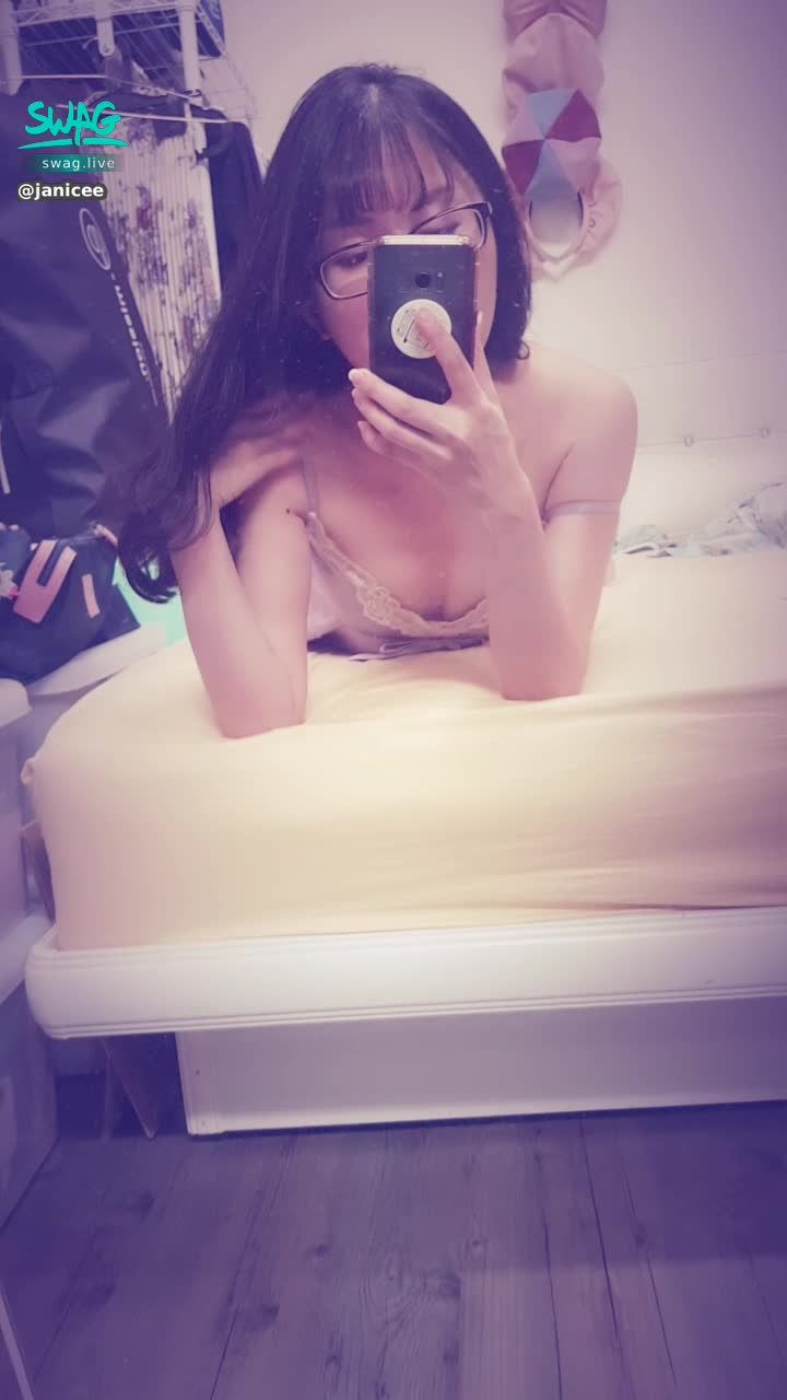 janicee : 放下兩側的肩帶💖
呼之欲出的雪乳👠
性感放置💋
細肩帶絲質睡衣💚
蝴蝶結與深V蕾絲🎀
silky💓
#長髮 #黑髮 #貼身 #性感 #低胸 #短裙 #長腿 #美腿 #赤腳 #裸足 #細肩帶 #乳溝 #美足 #鎖骨 #sexy #蕾絲 #指甲油 #緞面 #黑框 #粗框 #眼鏡