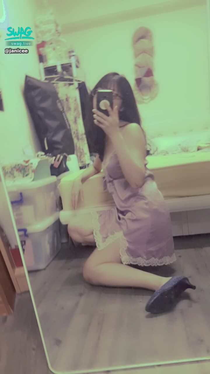 janicee : 穿著高跟鞋👠
蹲在床邊♥️
轉過頭，睡衣背後的小鏤空😈
輕薄的緞面睡衣🌹
深V蕾絲的領口⭐
silky💗
#長髮 #黑髮 #貼身 #性感 #低胸 #短裙 #長腿 #美腿 #高跟鞋 #細肩帶 #乳溝 #鎖骨 #sexy #蕾絲 #指甲油 #緞面 #黑框 #粗框 #眼鏡