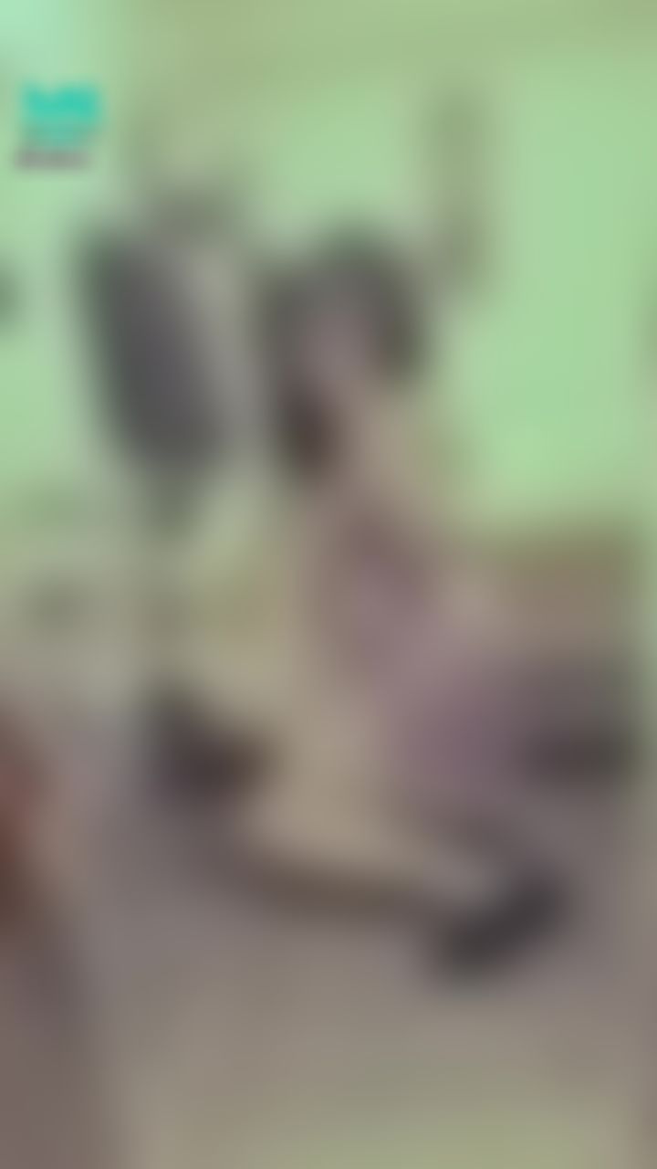 janicee : 穿著高跟鞋👠
蹲在床邊♥️
轉過頭，睡衣背後的小鏤空😈
輕薄的緞面睡衣🌹
深V蕾絲的領口⭐
silky💗
#長髮 #黑髮 #貼身 #性感 #低胸 #短裙 #長腿 #美腿 #高跟鞋 #細肩帶 #乳溝 #鎖骨 #sexy #蕾絲 #指甲油 #緞面 #黑框 #粗框 #眼鏡
