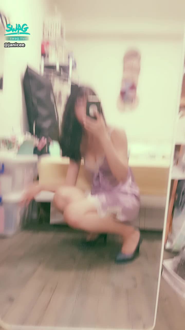 janicee : 不知道為什麼，弄髒高跟鞋了😥
睡衣背後的小鏤空😈
輕薄的緞面睡衣🌹
深V蕾絲的領口⭐
silky💗
#長髮 #黑髮 #貼身 #性感 #低胸 #短裙 #長腿 #美腿 #高跟鞋 #細肩帶 #乳溝 #鎖骨 #sexy #蕾絲 #指甲油 #緞面 #黑框 #粗框 #眼鏡