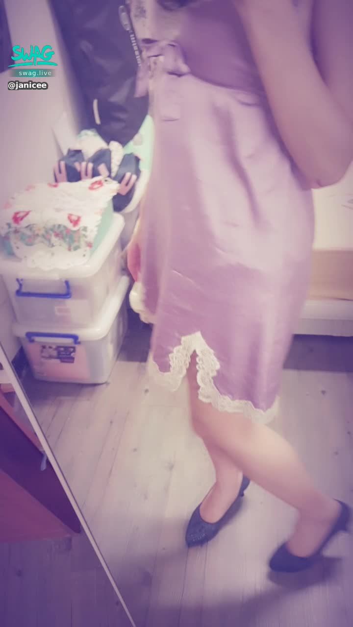 janicee : 蹬著高跟鞋的聲音👠
旋轉與走路時的鞋跟😍
睡衣背後的小鏤空😈
輕薄的緞面睡衣🌹
深V蕾絲的領口⭐
silky💗
#長髮 #黑髮 #貼身 #性感 #低胸 #短裙 #長腿 #美腿 #高跟鞋 #細肩帶 #乳溝 #鎖骨 #sexy #蕾絲 #指甲油 #緞面 #黑框 #粗框 #眼鏡
