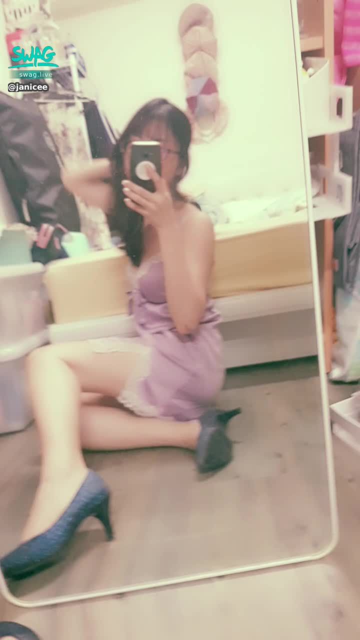 janicee : 摸摸穿著高跟鞋的美腿👠
輕薄的緞面睡衣與開衩長腿🌹
深V蕾絲的領口⭐
silky💗
#長髮 #黑髮 #貼身 #性感 #低胸 #短裙 #長腿 #美腿 #高跟鞋 #細肩帶 #乳溝 #鎖骨 #sexy #蕾絲 #指甲油 #緞面 #黑框 #粗框 #眼鏡