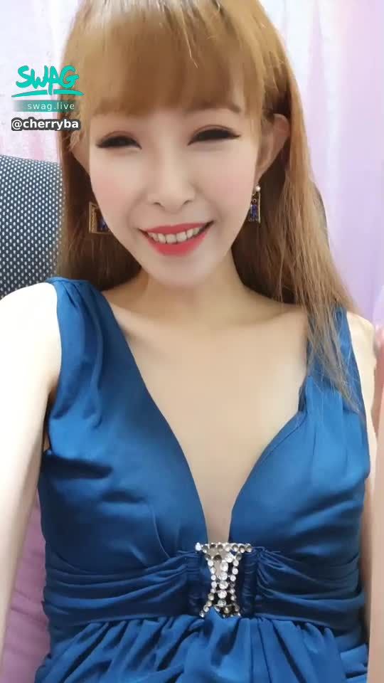  : (Low diamond small benefits) 👄 Ultra-deep V dress temptation 👄 The shoulder straps fell off and I ran out dizzy

#cherryba #櫻桃 #露點