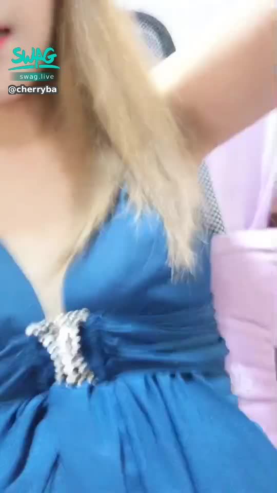  : 👄 Ultra-deep V dress temptation 👄 Squeeze and knead the little honey bean and spread the little hole to let my brother see how much I want it

#cherryba #櫻桃 #露點 #性感 #sexy