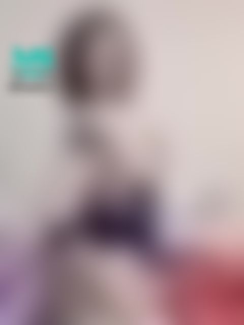 lisa_tong : 💦死庫水誘惑💦 
奶子都露出來了 側面看我的奶挺不挺
你們喜歡大奶還是小奶呢？
