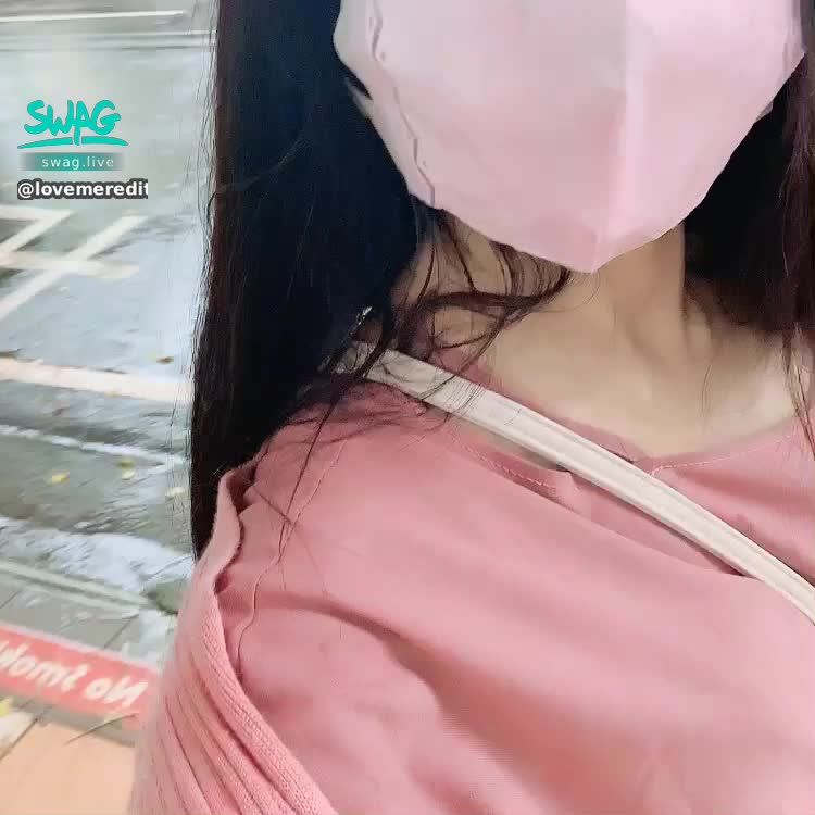 lovemeredith : 🌧
《薇薇好想有人陪，撩💦薇薇10句🉐️客製現拍片片呦》 
下雨天，買完燒臘飯等公車，薇薇濕了，你也想濕💦我聊聊嗎？
🤭

🧝🏻‍♀️美騷氣息vivi的第一隻長片粉粉請享用
喜歡麻煩幫我按讚👍
https://go.swag.live/P9hksoBFhiXaYkGs8

㊙️包月vip 

💎
當全世界約好一起下雨，讓我們約好一起在心裏放晴。
🎀

20:000-22:00&早上下午不定時出沒
 送首頁指定禮物🎁得隱藏版片片
 濕訊讓你射好舒服睡😴