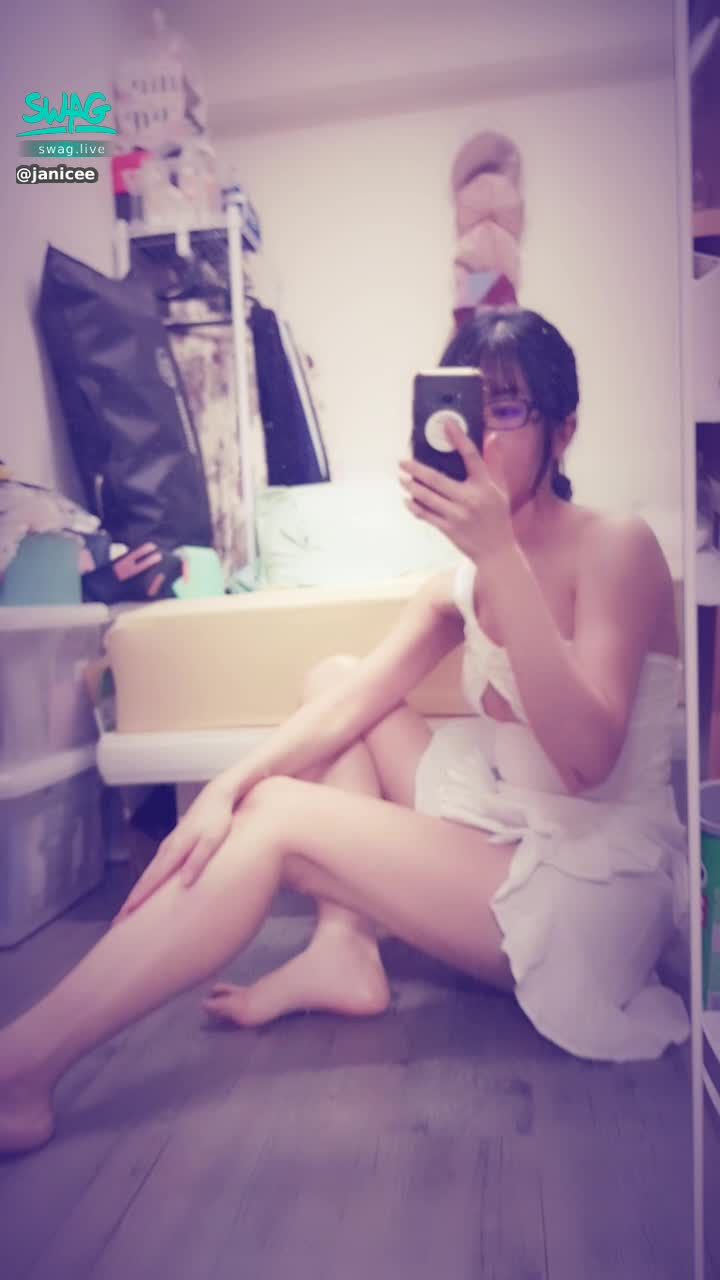 janicee : 側身開衩的裙擺😍
開到大腿根部的美腿💋
性感女神的鏤空胸型💓
清楚看見輪廓👀
white godess💙
#長髮 #黑髮 #貼身 #性感 #露胸 #短裙 #長腿 #美腿 #赤腳 #裸足  #美足 #鎖骨 #sexy #指甲油 #黑框 #粗框 #眼鏡 #南半球 #馬尾