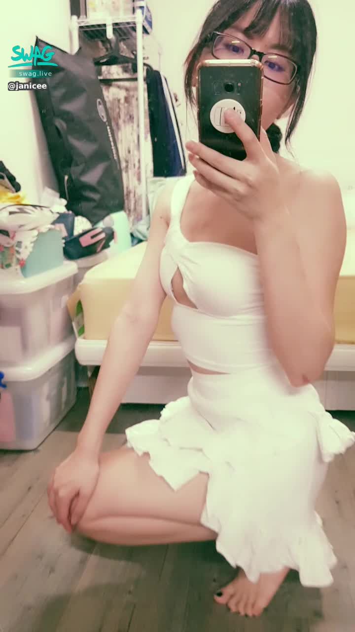 janicee : 蹲低時裙擺的開衩💓
純白性感女神💚
挖空露出胸型的設計💖
自己加工加胸墊弄了好久💋
white godess⭐
#長髮 #黑髮 #貼身 #性感 #露胸 #短裙 #長腿 #美腿 #赤腳 #裸足  #美足 #鎖骨 #sexy #指甲油 #黑框 #粗框 #眼鏡 #南半球 #馬尾