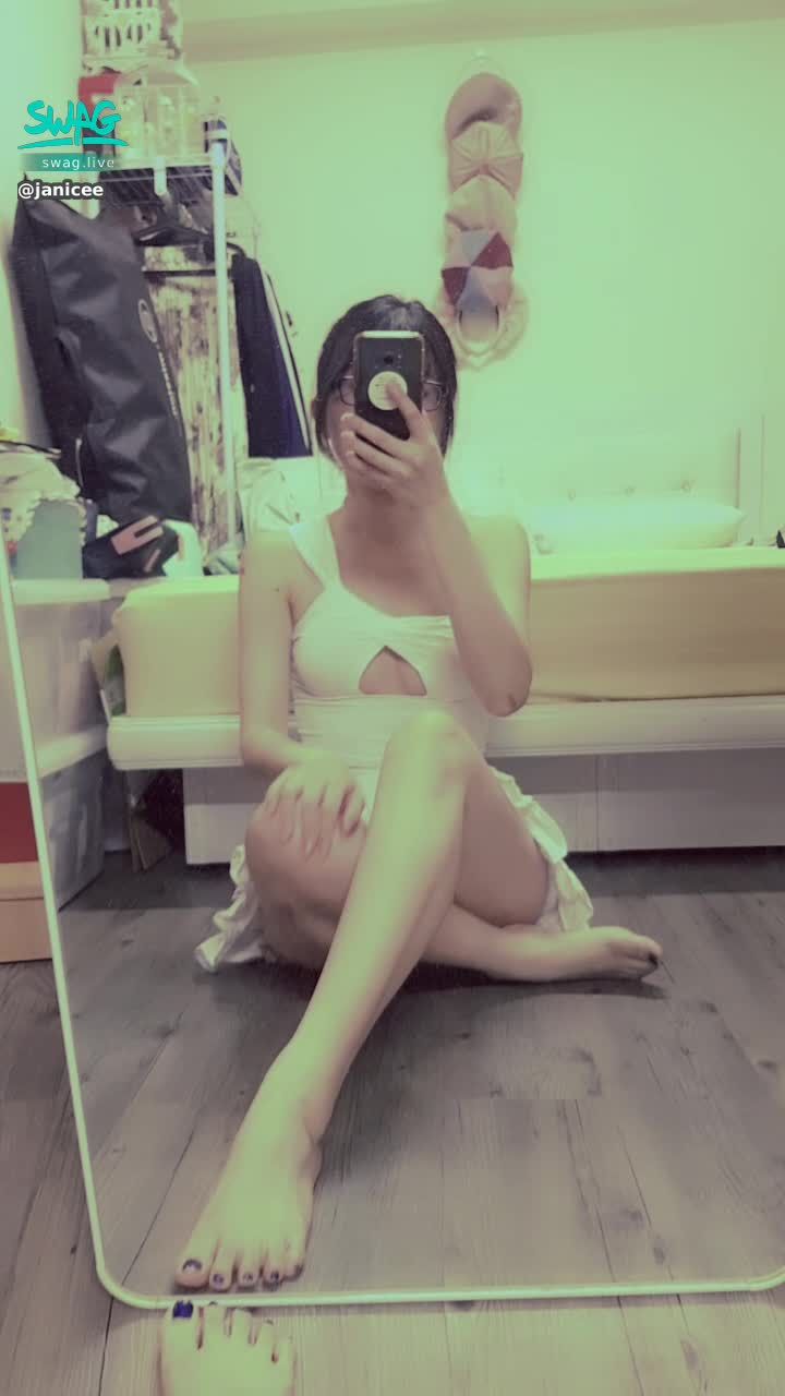 janicee : 對著鏡子的短裙坐姿👀
不小心曝光了😈
美腿女神系💋
性感女神的鏤空胸型💓
清楚看見輪廓👀
white godess💙
#長髮 #黑髮 #貼身 #性感 #露胸 #短裙 #長腿 #美腿 #赤腳 #裸足  #美足 #鎖骨 #sexy #指甲油 #黑框 #粗框 #眼鏡 #南半球 #馬尾 #小褲 #曝光