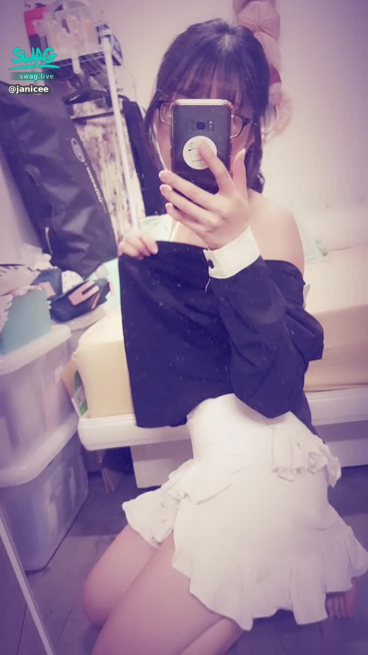 janicee : 襯衫下若隱若現的性感💋
白色的清純，配上鏤空胸型的上衣💓
清楚看見輪廓👀
white godess💙
#長髮 #黑髮 #貼身 #性感 #露胸 #短裙 #長腿 #美腿 #赤腳 #裸足  #美足 #鎖骨 #sexy #指甲油 #黑框 #粗框 #眼鏡 #南半球 #馬尾