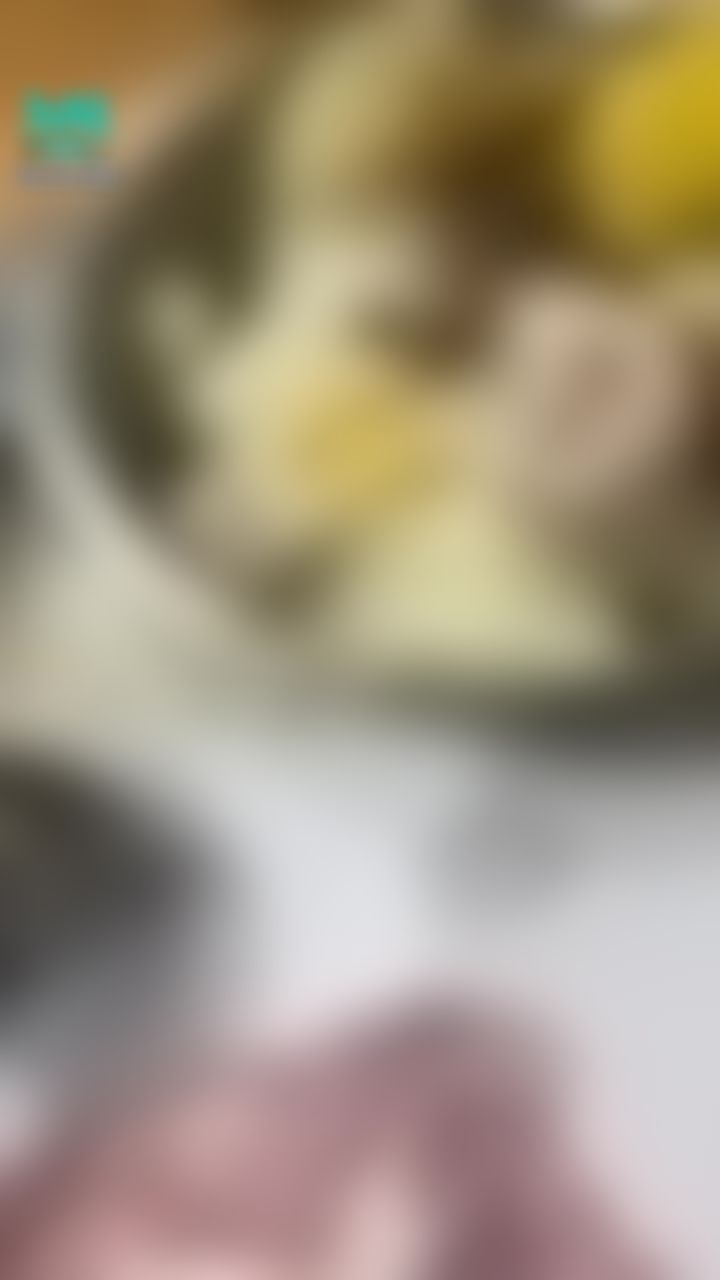 yoyomiko : 說好的路邊攤沒吃到🥺因為昨天下雨，哥哥聽蜜可說吃燒酒蝦也會醉😆馬上點一鍋給我吃～臉都紅了😳😳😳
等我搬完家就可以跑遠一點約會囉！
五月底之前有優惠名額，快私訊我要約蜜可💕帶我去吃吃喝喝