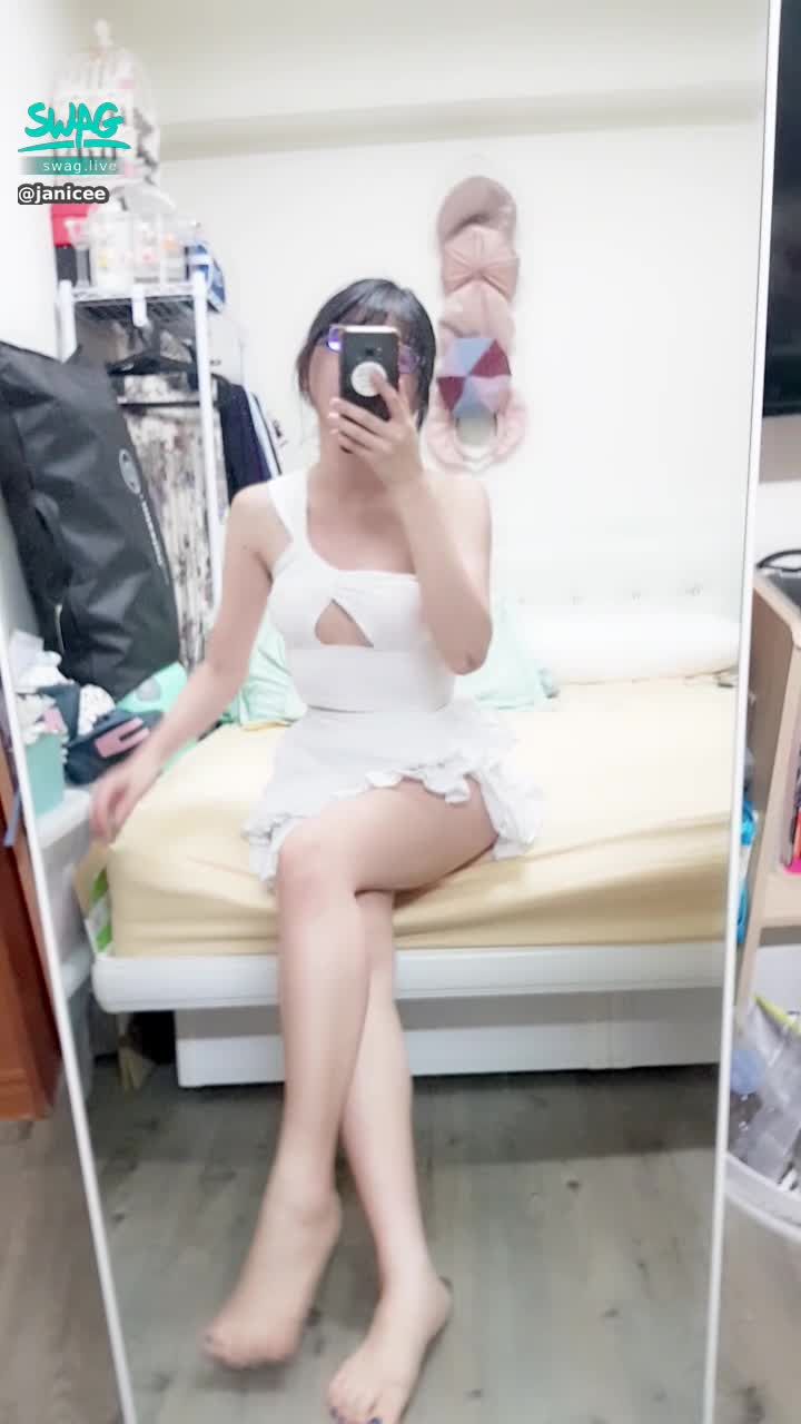 janicee : 坐在床邊時👀
短裙下若隱若現的三角地帶💋
純白色配上大辣的鏤空😈
清楚看見輪廓👀
white godess💙
#長髮 #黑髮 #貼身 #性感 #露胸 #短裙 #長腿 #美腿 #赤腳 #裸足  #美足 #鎖骨 #sexy #指甲油 #黑框 #粗框 #眼鏡 #南半球 #馬尾