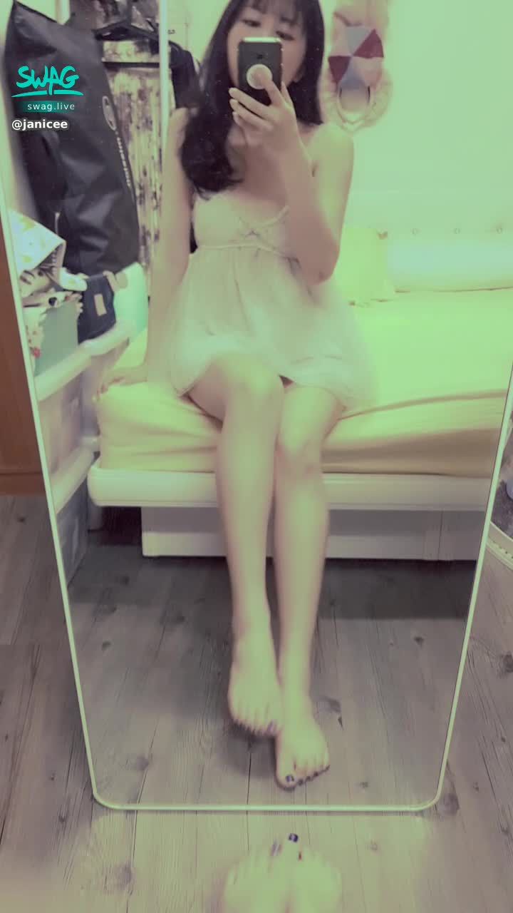 janicee : 下擺若隱若現的三角地帶💙
低胸睡衣🌸
純白誘惑💓
white chiffon⭐
#長髮 #黑髮 #貼身 #性感 #低胸 #長腿 #美腿 #赤腳 #裸足 #美足 #鎖骨 #sexy #指甲油 #睡衣 #細肩帶 #夢幻