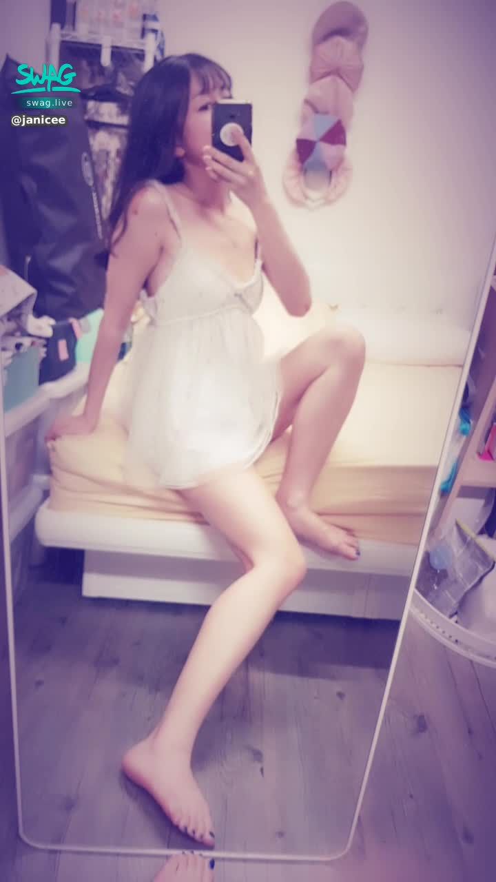 janicee : 近拍抬起的雙腿♥️
低胸睡衣🌸
純白誘惑💓
white chiffon⭐
#長髮 #黑髮 #貼身 #性感 #低胸 #長腿 #美腿 #赤腳 #裸足 #美足 #鎖骨 #sexy #指甲油 #睡衣 #細肩帶 #夢幻