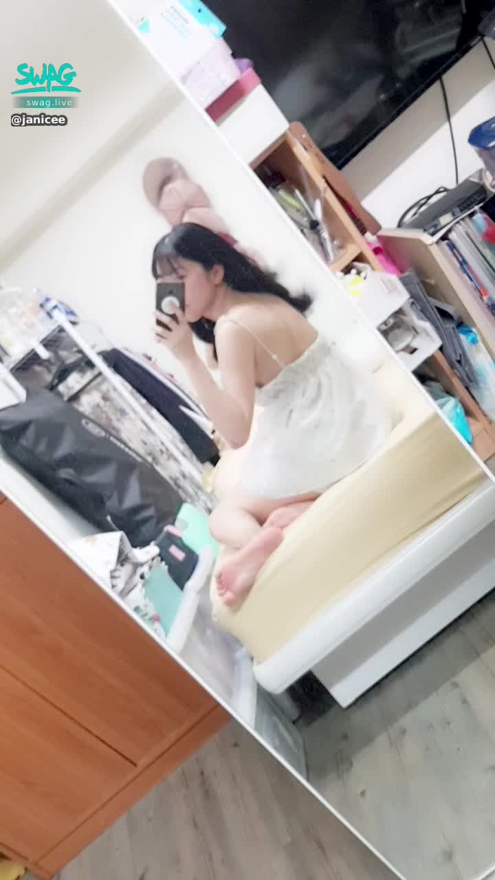 janicee : 坦露前胸與後背的睡衣🎀
低胸睡衣🌸
純白誘惑💓
white chiffon⭐
#長髮 #黑髮 #貼身 #性感 #低胸 #長腿 #美腿 #赤腳 #裸足 #美足 #鎖骨 #sexy #指甲油 #睡衣 #細肩帶 #夢幻 #腳底