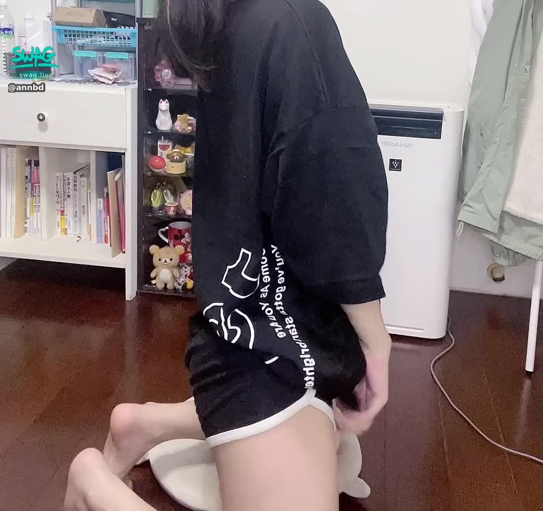 annbd : 背面沒什麼？ 那你可以私訊解鎖 咳咳咳咳咳咳 正面啊～不說了我要去咳嗽了嗚嗚嗚嗚
