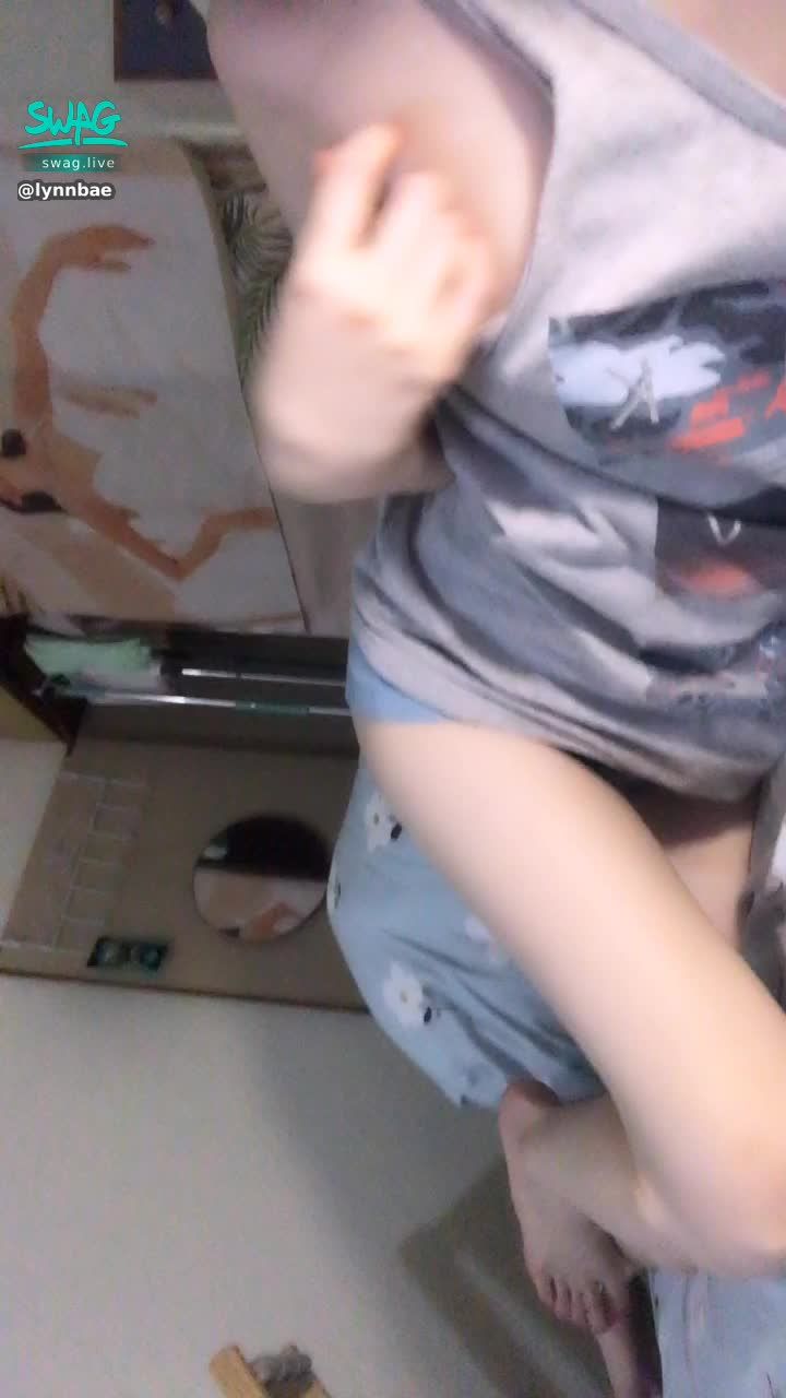 lynnbae : 知道伸出手你不會跟我走
所以我伸出了腳把你絆倒
你果然爬起來追著我跑😜