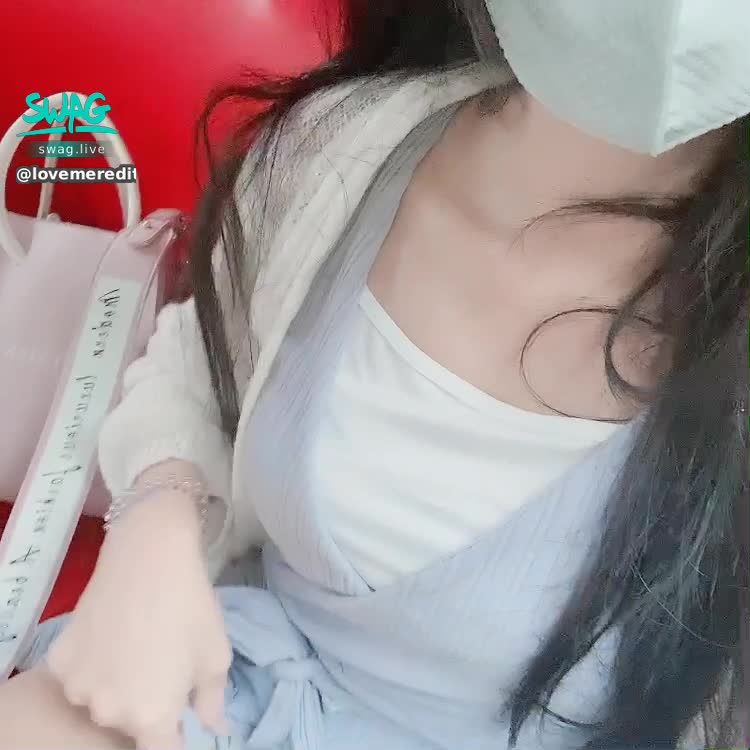 lovemeredith : 🚍
《薇薇好想有人陪，撩💦薇薇10句🉐️客製現拍片片呦》 
坐公車中，你喜歡薇薇的眼睛還是美腿？還是獨特的氣質呢？濕💦我
😘

🧝🏻‍♀️美騷氣息vivi的第一隻長片粉粉請享用
喜歡麻煩幫我按讚👍
https://go.swag.live/P9hksoBFhiXaYkGs8

㊙️包月vip 

💎
事實上，每個人都清楚的知道自己是獨一無二的，在這世界上只活一次；而且在不會有這樣特別的機會，能夠把眾多紛繁的元素重新湊到一起，組合成如此奇妙而獨特的個體。
🎀

20:000-22:00&早上下午不定時出沒
 送首頁指定禮物🎁得隱藏版片片
 濕訊讓你射好舒服睡😴