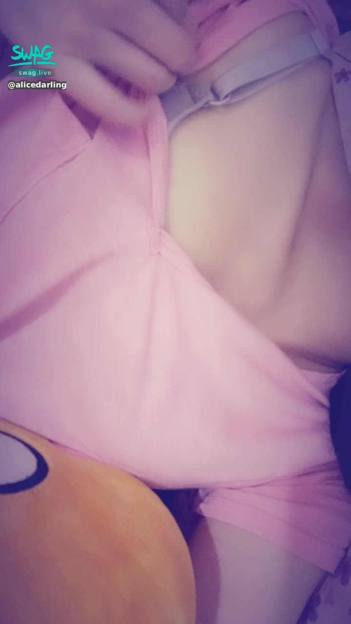 alicedarling : 內衣的肩帶交給哥哥照顧 🥺