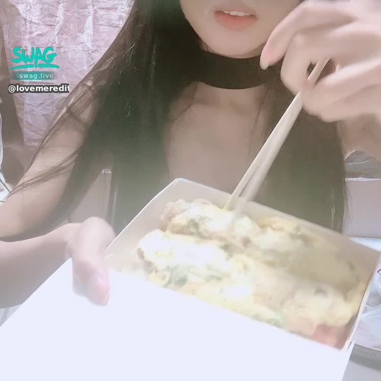 lovemeredith : 🥠
《薇薇好想有人陪，撩💦薇薇10句🉐️客製現拍片片呦》 
術後第8天，突然好想吃小籠包就找了網友推薦的還可以普通，有吃過更好吃，粉粉也愛吃嗎？濕💦薇薇聊聊
😋

🧝🏻‍♀️美騷氣息vivi的第一隻長片粉粉請享用
喜歡麻煩幫我按讚👍
https://go.swag.live/P9hksoBFhiXaYkGs8

㊙️包月vip 

💎
如果說美貌是推薦信，那麼善良就是信用卡
🎀

20:000-22:00&早上下午不定時出沒
 送首頁指定禮物🎁得隱藏版片片
 濕訊讓你射好舒服睡😴